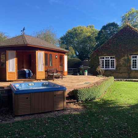 Exclusive 2 Bedroom Apartment With Summer House And Hot Tub Daventry Eksteriør billede